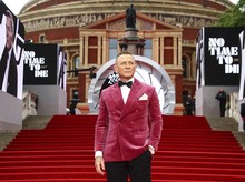 James Bond Jadi Karakter Film dengan Outfit Termahal