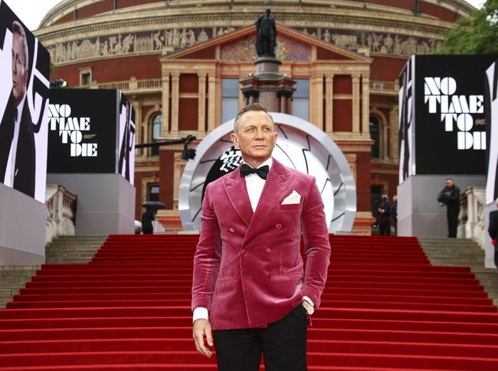 Daniel Craig poses for photographers upon arrival for the World premiere of the new film from the James Bond franchise No Time To Die, in London Tuesday, Sept. 28, 2021. (Photo by Joel C Ryan/Invision/AP)