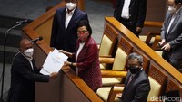 Berdasarkan laporan Badan Anggaran (Banggar) DPR RI, Fraksi PDIP, Golkar, Gerindra, Nasdem, Demokrat, PAN, PKB, PPP, dan PKB menyetujui RUU tentang APBN 2021 menjadi UU. Sementara Fraksi PKS menyetujui dengan 27 catatan.