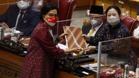 UU APBN 2022, didalamnya berisi bahwa defisit sebesar 4,85% terhadap Produk Domestik Bruto (PDB). Angka itu setara dengan Rp 868,0 triliun. Menteri Keuangan Sri Mulyani Indrawati mengatakan jumlah defisitnya lebih kecil daripada 2021 yang disepakati sebesar 5,7% dari PDB atau Rp 1.006,3 triliun. 