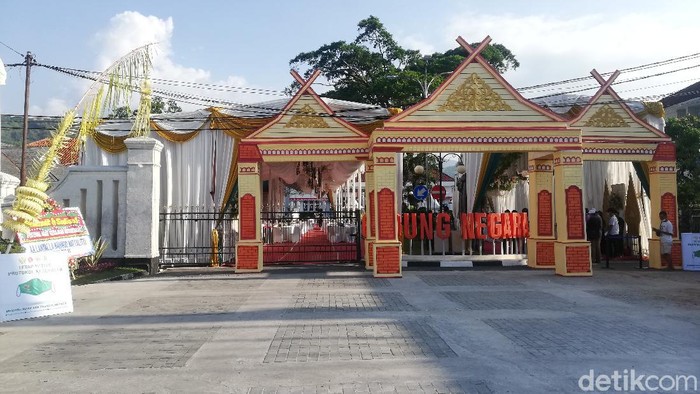 Festival Adat Kerajaan Nusantara (FAKN) 2021 digelar di Komplek Karaton Sumedang Larang, Kabupaten Sumedang.