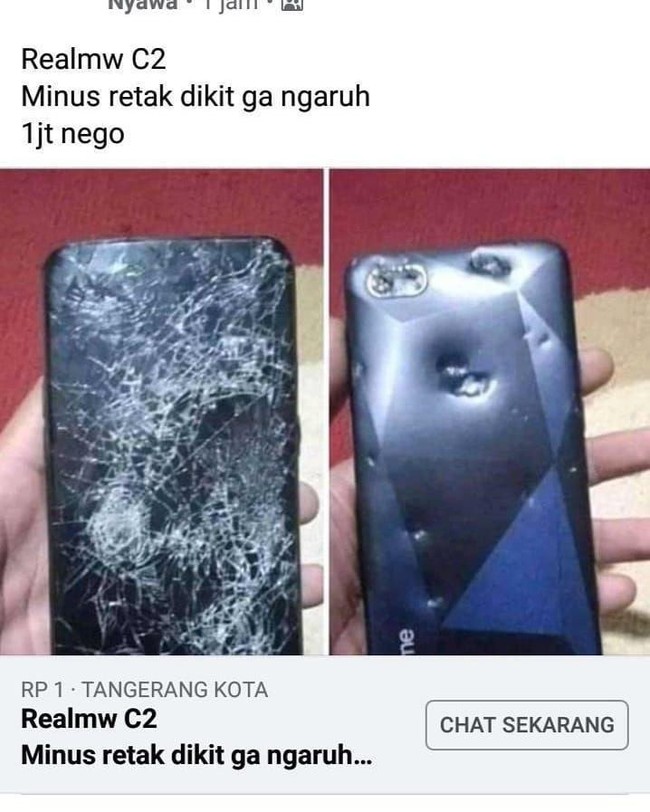 Sepertinya si penjual punya definisi kata retak dikit yang berbeda. Positif thinking, mungkin mata penjualnya minus, jadi retak di hpnya tidak terlihat jelas. Foto: instagram.com/@meme.wkwk