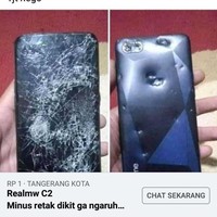 Sepertinya si penjual punya definisi kata retak dikit yang berbeda. Positif thinking, mungkin mata penjualnya minus, jadi retak di hpnya tidak terlihat jelas. Foto: instagram.com/@meme.wkwk
