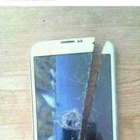 Lebih parah dari sebelumnya, kalo hp yang satu ini sih minusnya benar-benar sudah kebangetan. Dikasih gratis pun nggak akan bisa dipakai deh.. Foto: instagram.com/@meme.wkwk