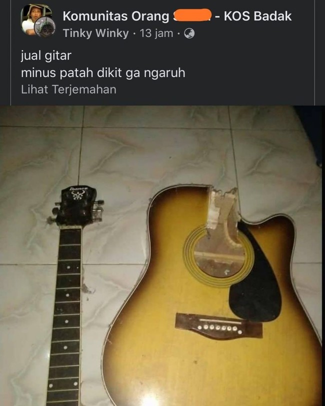 Definisi jual barang yang banyak minusnya. Kalau lihat iklan kayak gini rasanya benar-benar mau tertawa sambil nangis dalam hati. Mungkin penjualnya lagi punya banyak masalah dalam hidupnya. Kita doakan saja semoga gitarnya cepat laku ya.. Foto: instagram.com/@meme.wkwk