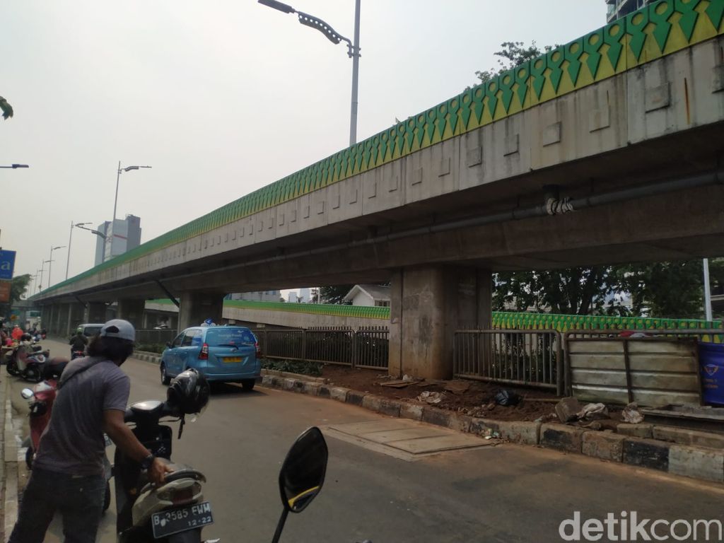 Galian SJUT di Jl Kapten P Tendean dan Jl Wolter Monginsidi, Jaksel, 30 September 2021. (Athika Rahma/detikcom)
