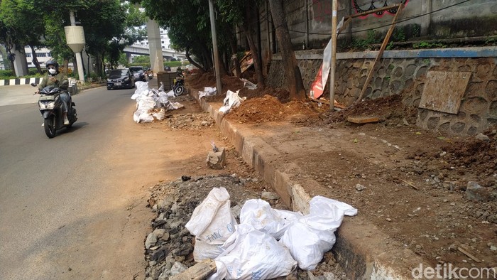 Galian SJUT di Jl Kapten P Tendean dan Jl Wolter Monginsidi, Jaksel, 30 September 2021. (Athika Rahma/detikcom)