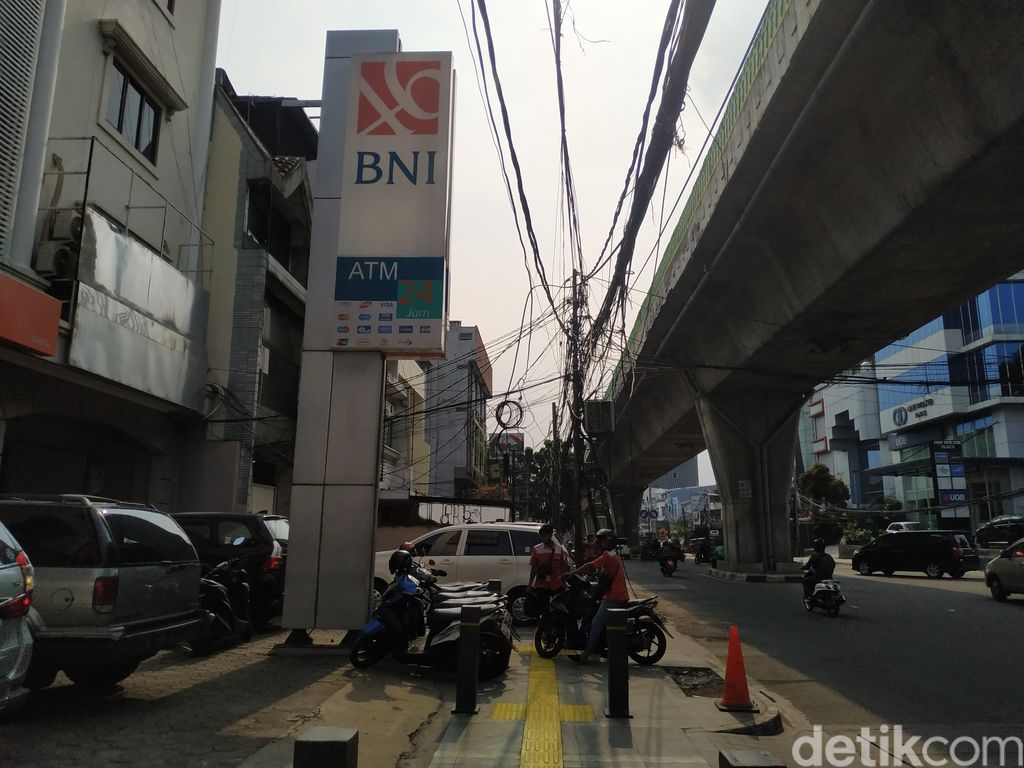 Galian SJUT di Jl Kapten P Tendean dan Jl Wolter Monginsidi, Jaksel, 30 September 2021. (Athika Rahma/detikcom)