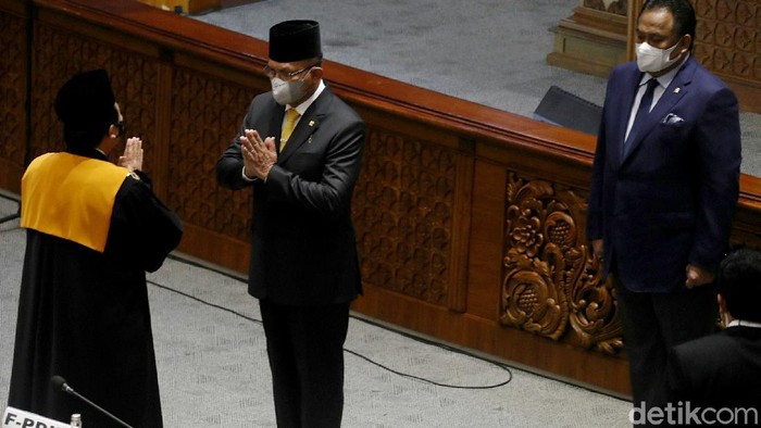 Sekjen Partai Golkar Lodewijk F Paulus dilantik menjadi Wakil Ketua DPR RI. Ia menggantikan Azis Syamsuddin yang tersandung kasus korupsi.