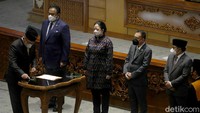 Pelantikan dipimpin langsung Ketua DPR RI, Puan Maharani, yang didampingi ketiga Wakil Ketua DPR RI, dan Ketua Mahkamah Agung Muhammad Syarifuddin.