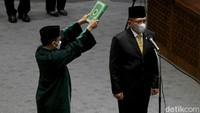 Lodewijk pun diambil sumpahnya saat proses pelantikan dirinya sebagai Wakil Ketua DPR RI. Selain menetapkan Lodewijk, DPR bakal mengambil persetujuan terkait perpanjangan waktu terkait pembahasan sejumlah RUU.