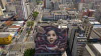Seperti diketahui, mural tak hanya dikenal sebagai kegiatan melukis atau menggambar di atas media dinding yang memiliki nilai estetika tinggi. Tak jarang mural pun dimanfaatkan para pembuatnya untuk menyuarakan aspirasi mereka lewat sebuah karya seni.