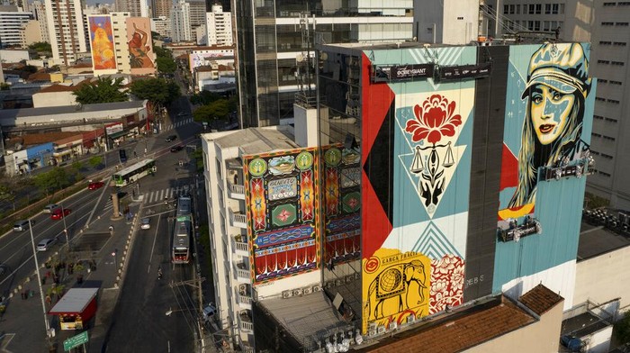 Mural raksasa hiasi gedung-gedung bertingkat di Kota Sao Paulo, Brasil. Kehadiran mural-mural itu merupakan bagian dari festival yang digelar di kota tersebut.