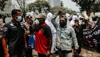 Dalam aksi tersebut massa mengkritik Roma Agreement yang dinilai ilegal di tanah Papua.