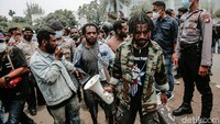 Namun, belum sempat melakukan orasi, aksi unjuk rasa tersebut langsung dibubarkan polisi.
