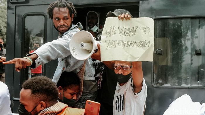 Massa Aliansi Mahasiswa Papua gelar aksi unjuk rasa di depan Kedutaan Besar Amerika Serikat. Belum sempat melakukan orasi, aksi itu langsung dibubarkan polisi.