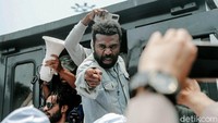 Sempat terjadi aksi dorong antara mahasiswa dan Polisi.