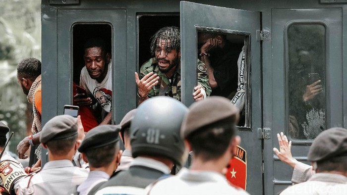 Massa Aliansi Mahasiswa Papua gelar aksi unjuk rasa di depan Kedutaan Besar Amerika Serikat. Belum sempat melakukan orasi, aksi itu langsung dibubarkan polisi.