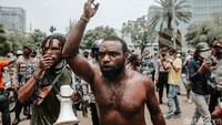 Tampak massa yang tergabung dalam Aliansi Mahasiswa Papua turun ke jalan dan melakukan aksi unjuk rasa di depan Kedutaan Besar Amerika Serikat.