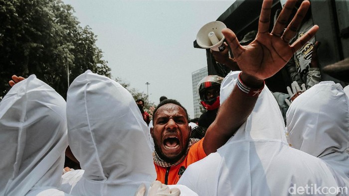 Geruduk Kedubes AS, Mahasiswa Papua Dibubarkan Polisi Massa Aliansi Mahasiswa Papua gelar aksi unjuk rasa di depan Kedutaan Besar Amerika Serikat. Belum sempat melakukan orasi, aksi itu langsung dibubarkan polisi.