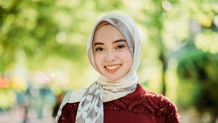 Ilustrasi wanita berhijab Taking photo at city street during sunny day