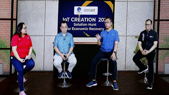 Direktur Standardisasi Perangkat Pos dan Informatika Mulyadi (kanan), menyaksikan melalui monitor Menteri Komunikasi dan Informatika Johny G. Plate mengucapkan selamat kepada 3 tim pemenang IoT Creation 2021,
yakni TTG Team dari Lombok Barat sebagai juara, disusul ETA Indonesia dari Surabaya sebagai pemenang kedua dan Mantis Indonesia dari Bogor pemenang ketiga, di Bogor, Jawa Barat, Kamis (30/9/2021).