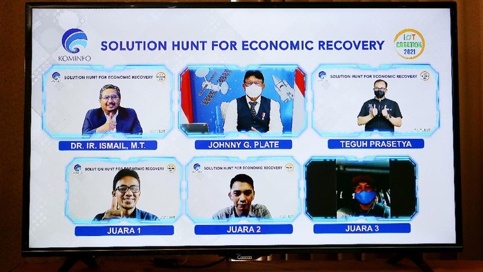 Ini Dia Jawara IoT Creation 2021 Direktur Standardisasi Perangkat Pos dan Informatika Mulyadi (kanan), menyaksikan melalui monitor Menteri Komunikasi dan Informatika Johny G. Plate mengucapkan selamat kepada 3 tim pemenang IoT Creation 2021,
yakni TTG Team dari Lombok Barat sebagai juara, disusul ETA Indonesia dari Surabaya sebagai pemenang kedua dan Mantis Indonesia dari Bogor pemenang ketiga, di Bogor, Jawa Barat, Kamis (30/9/2021).