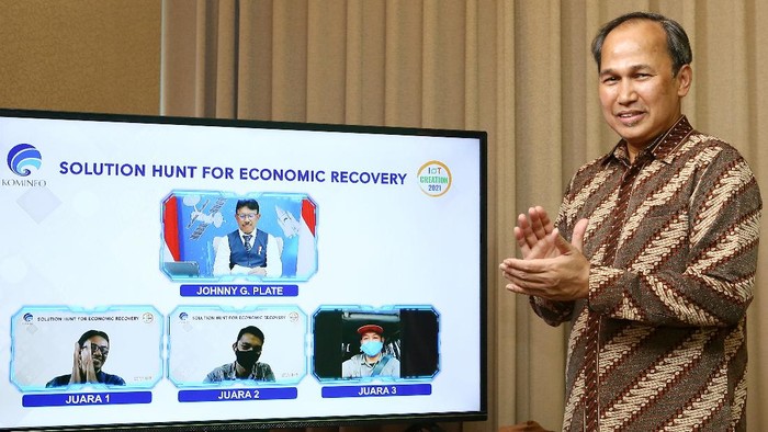Ini Dia Jawara IoT Creation 2021 Direktur Standardisasi Perangkat Pos dan Informatika Mulyadi (kanan), menyaksikan melalui monitor Menteri Komunikasi dan Informatika Johny G. Plate mengucapkan selamat kepada 3 tim pemenang IoT Creation 2021,
yakni TTG Team dari Lombok Barat sebagai juara, disusul ETA Indonesia dari Surabaya sebagai pemenang kedua dan Mantis Indonesia dari Bogor pemenang ketiga, di Bogor, Jawa Barat, Kamis (30/9/2021).