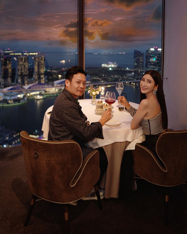Setelah bercerai dengan konglomerat asal Indonesia, kini Jamie Chua sudah menemukan tambatan hati lain yakni Terrence Koh yang disebut sebagai sosok penting dalam dunia perbankan di Singapura. Foto: Instagram @ec24m