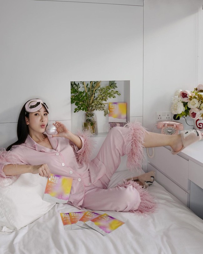 Selain karena koleksi dan penampilan mewahnya, Jamie Chua juga dikenal karena pesonanya yang cantik dan awet muda. Untuk menjaga penampilan, pernah terungkap bahwa ia menggunakan masker kolagen hingga dua kali sehari, laser wajah dua minggu sekali, hingga rutin olahraga dan perawatan pelangsingan tubuh. Foto: Instagram @ec24m