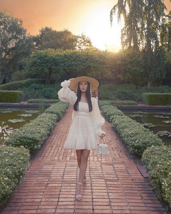 Dalam sebuah wawancara di podcast Pass the Power with Paige Parker baru-baru ini, wanita 47 tahun tersebut mengatakan jika koleksi tas Hermes kebanggaannya pernah menyelamatkan keluarganya selama proses perceraian. Foto: Instagram @ec24m