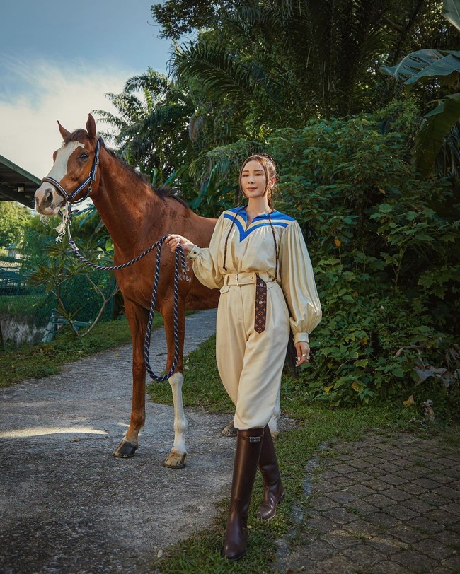 Hal itu terjadi setelah ia bercerai dari mantan suami. Jamie Chua diketahui pernah menikah dengan seorang konglomerat Indonesia bernama Nurdian Cuaca. Keduanya bercerai di 2010 setelah melewati proses persidangan panjang. Foto: Instagram @ec24m