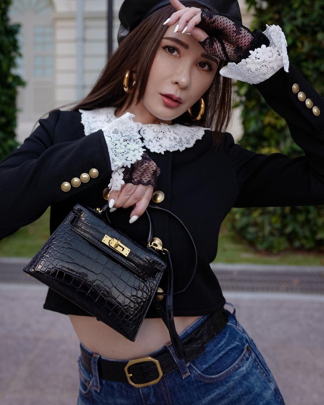 Jamie Chua dikenal sebagai sosialita yang punya koleksi Hermes fantastis. Kegemarannya membeli tas mewah pun memang bukan hanya sekadar hobi atau untuk gaya tapi juga investasi. Baru-baru ini wanita asal Singapura tersebut mengaku bahkan pernah menjual beberapa untuk menghidupi anak-anaknya. Foto: Instagram @ec24m