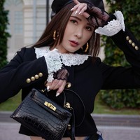Jamie Chua dikenal sebagai sosialita yang punya koleksi Hermes fantastis. Kegemarannya membeli tas mewah pun memang bukan hanya sekadar hobi atau untuk gaya tapi juga investasi. Baru-baru ini wanita asal Singapura tersebut mengaku bahkan pernah menjual beberapa untuk menghidupi anak-anaknya. Foto: Instagram @ec24m