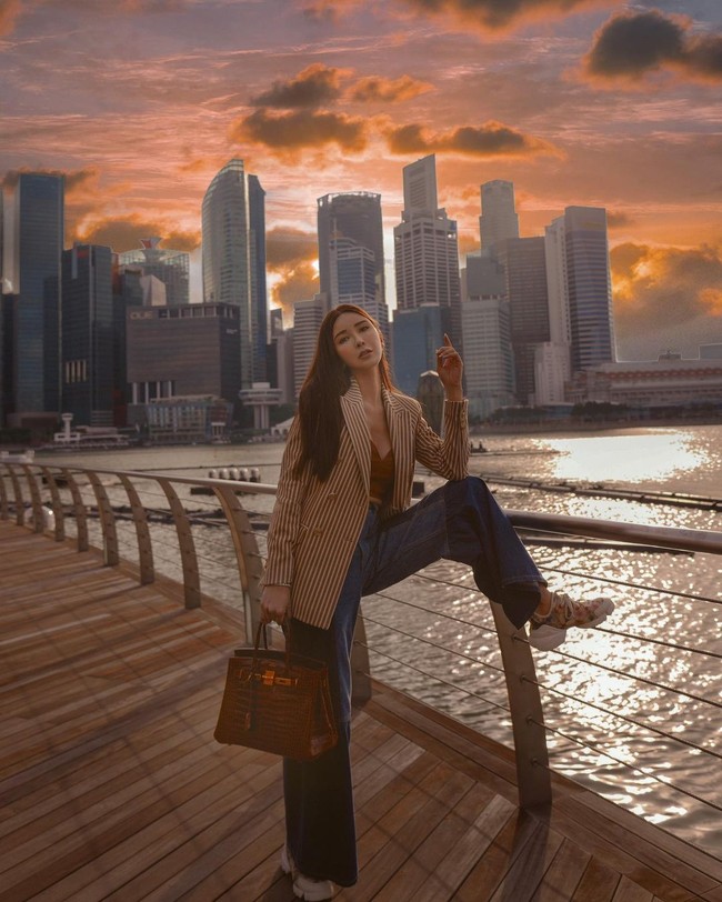 Dikatakan jika Nurdian Cuaca tidak kaya raya ketika mereka pertama kali bertemu. Pria tersebut baru mendulang keuntungan besar 10 tahun setelahnya. Nurdian dan Jamie sendiri bertemu dalam penerbangan pesawat ketika wanita itu berprofesi sebagai pramugari. Foto: Instagram @ec24m