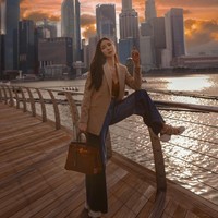 Dikatakan jika Nurdian Cuaca tidak kaya raya ketika mereka pertama kali bertemu. Pria tersebut baru mendulang keuntungan besar 10 tahun setelahnya. Nurdian dan Jamie sendiri bertemu dalam penerbangan pesawat ketika wanita itu berprofesi sebagai pramugari. Foto: Instagram @ec24m