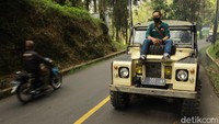 Sembilan mobil Land Rover khusus off-road terparkir di halaamn, Mobil disiapkan sebagai transportasi peserta menuju kebun kopi (Muhammad Iqbal/detikcom)