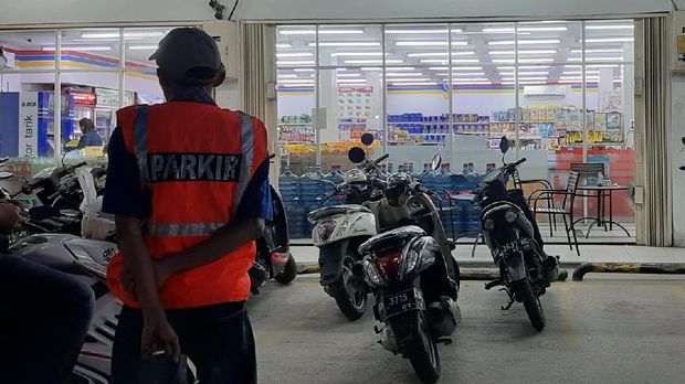 Juru parkir liar di minimarket di Pekanbaru (Raja-detikcom)