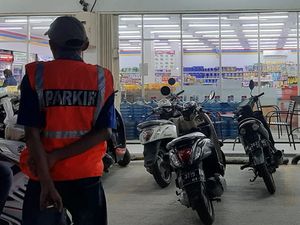 Diminta Bayar Parkir Liar? Jangan Kasih, Senyumin Aja!