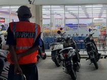 Parkir Motor di Minimarket Gratis, kalau Ada Jukir Cuekin Aja!
