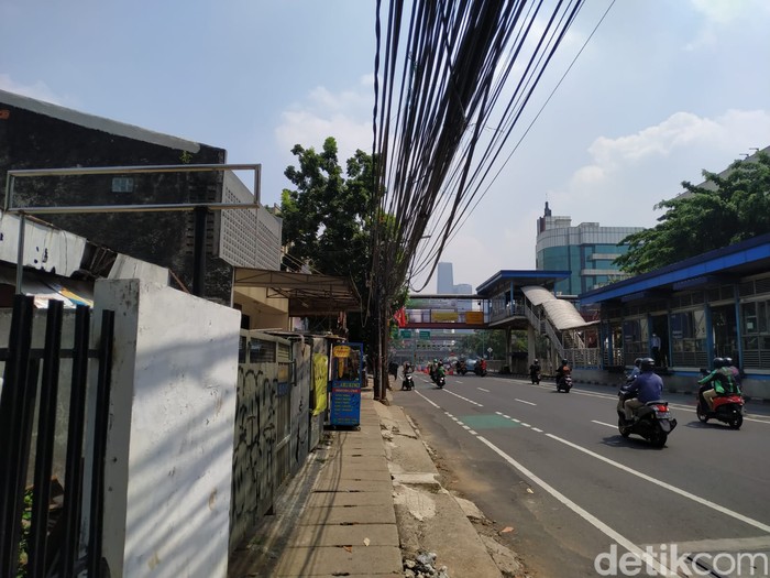 Kabel-kabel di atas tiang Jl Mampang Prapatan, belum masuk ke SJUT juga, 30 September 2021. (Athika Rahma/detikcom)