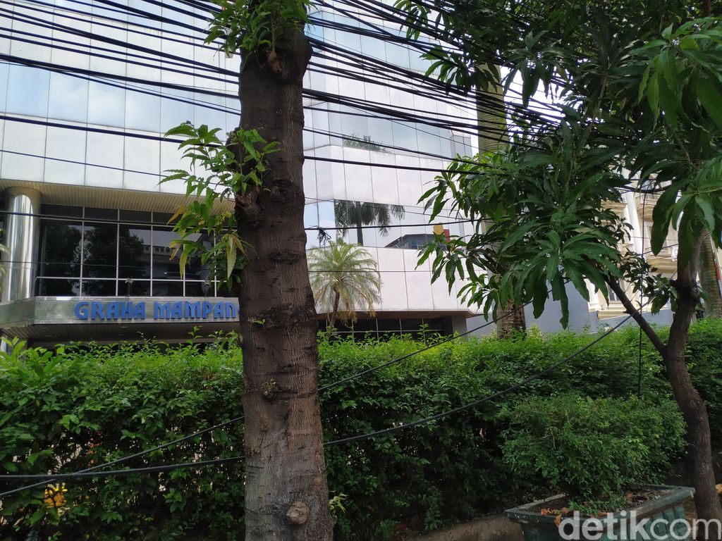 Kabel-kabel di atas tiang Jl Mampang Prapatan, belum masuk ke SJUT juga, 30 September 2021. (Athika Rahma/detikcom)