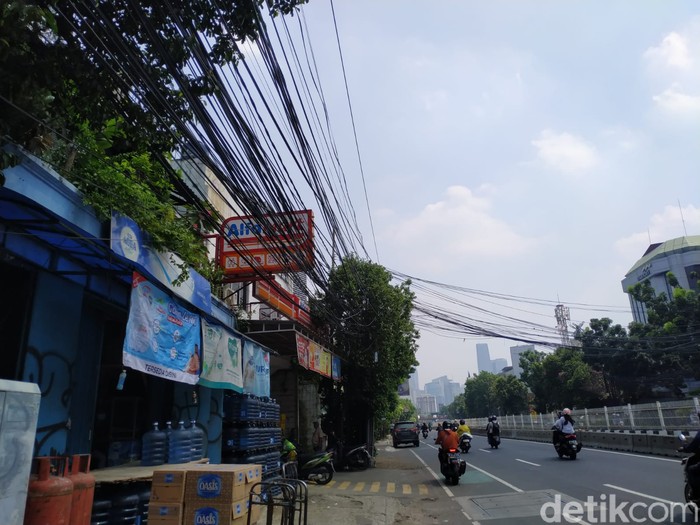 Kabel-kabel di atas tiang Jl Mampang Prapatan, belum masuk ke SJUT juga, 30 September 2021. (Athika Rahma/detikcom)