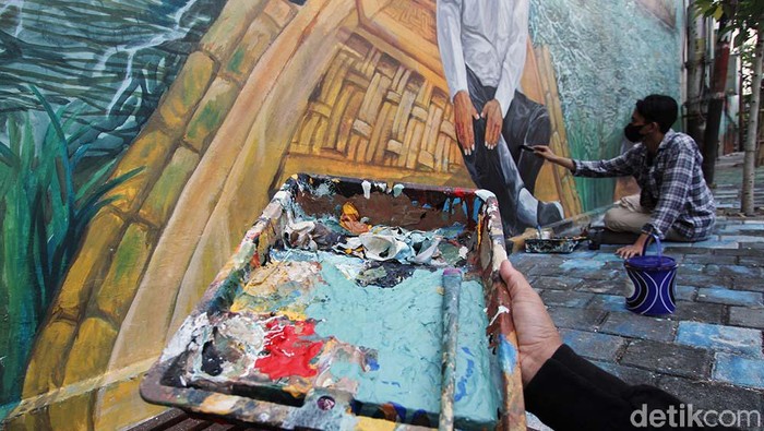 Kampung di Solo Ini Jadi Wisata Mural Sepanjang 200 meter di Kampung Pucang Sawit, kelurahan Jebres, Solo, Jawa Tengah, tengah dibuat mural. Para seniman tengah berusaha mengangkat kampung itu jadi wisata mural.