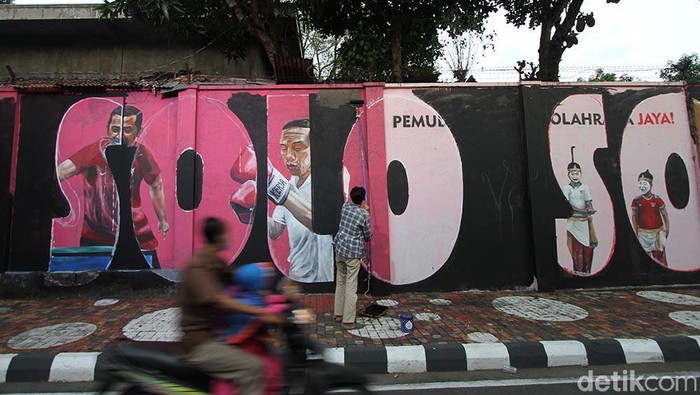 Kampung di Solo Ini Jadi Wisata Mural Sepanjang 200 meter di Kampung Pucang Sawit, kelurahan Jebres, Solo, Jawa Tengah, tengah dibuat mural. Para seniman tengah berusaha mengangkat kampung itu jadi wisata mural.