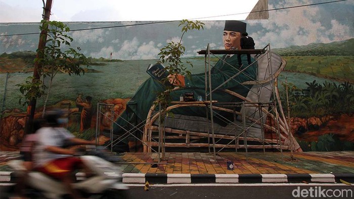 Sepanjang 200 meter di Kampung Pucang Sawit, kelurahan Jebres, Solo, Jawa Tengah, tengah dibuat mural. Para seniman tengah berusaha mengangkat kampung itu jadi wisata mural.