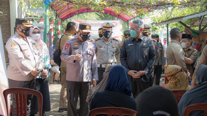Kapolda Metro Jaya Fadil Imran kunjungi vaksinasi merdeka aglomerasi di Tangsel