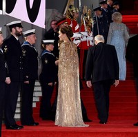 Pilihan busana Kate Middleton untuk No Time To Die boleh dibilang tak terduga mengingat karakter gayanya yang selama ini lebih terkesan kalem dalam palet pastel dan monokromatik. Menurut News.com.au, ia hampir tak pernah memakai busana dengan warna emas yang begitu solid dan berkilau. (Foto: Getty Images for EON Productions)