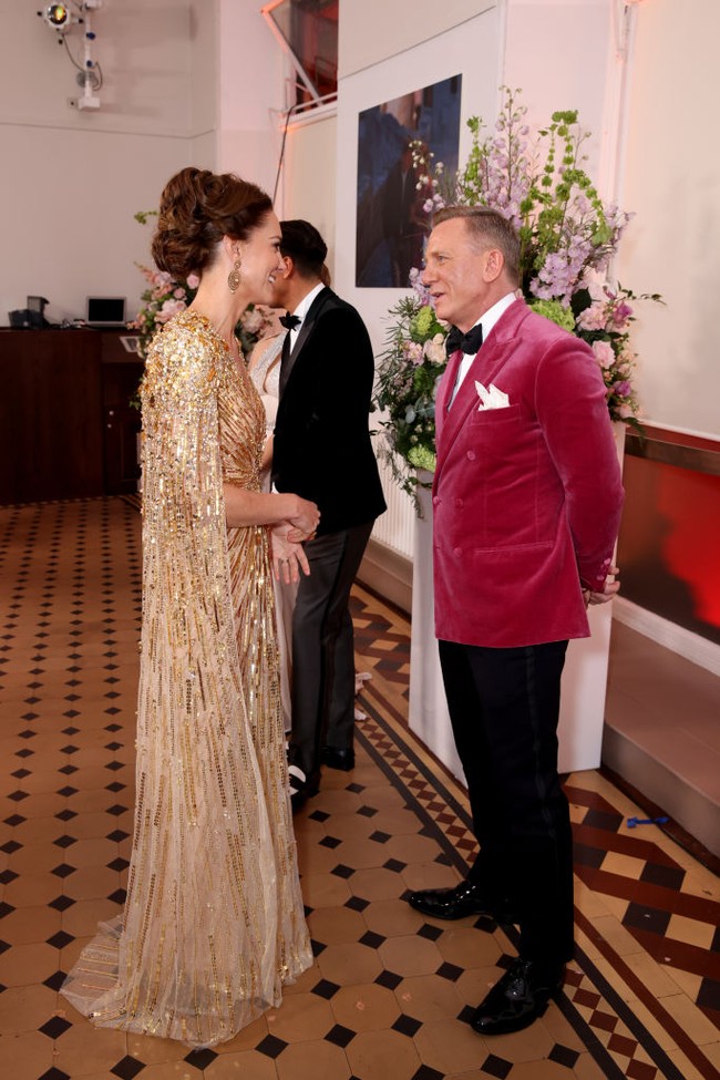 Glamor, mungkin kata ini tepat untuk mendeskripsikan penampilan ibu tiga anak ini. Di sisi lain, keeleganan seorang Kate Middleton tetap terakomodasi berkat potongan gaun yang menyerupai jubah. (Foto: Getty Images for EON Productions)