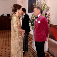 Glamor, mungkin kata ini tepat untuk mendeskripsikan penampilan ibu tiga anak ini. Di sisi lain, keeleganan seorang Kate Middleton tetap terakomodasi berkat potongan gaun yang menyerupai jubah. (Foto: Getty Images for EON Productions)